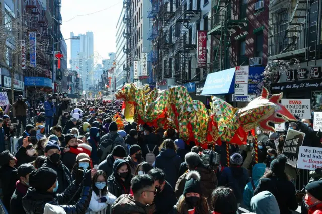 2022年2月20日，在纽约唐人街的街头上，正在庆祝农历新年。