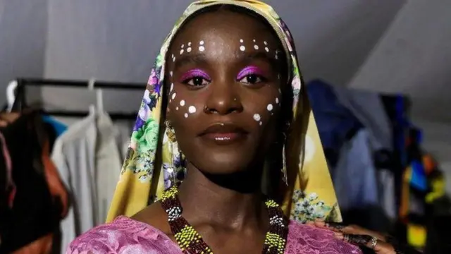 Umugore wisize imitako mu maso