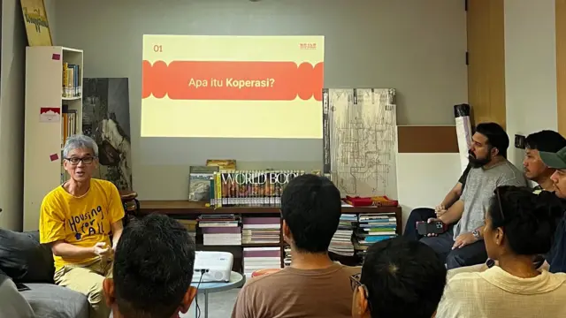 Marco Kusumawijaya menjelaskan soal ide rumah flat kepada para peminat.