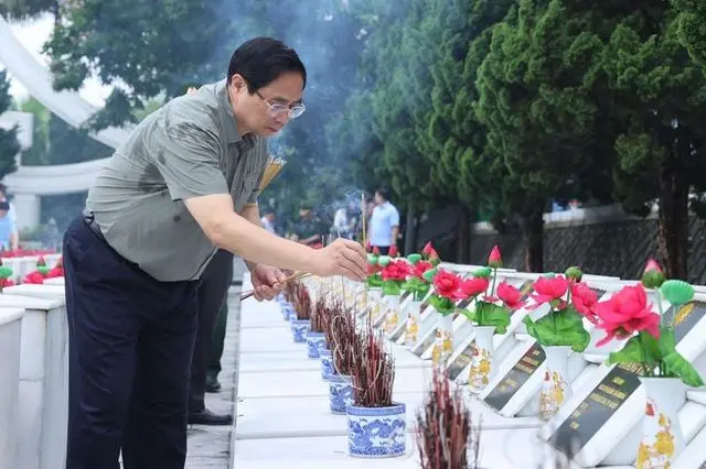 Thủ tướng Phạm Minh Chính dâng hương phần mộ liệt sĩ tại Nghĩa trang Liệt sĩ quốc gia Vị Xuyên, tỉnh Hà Giang vào tháng 5/2023