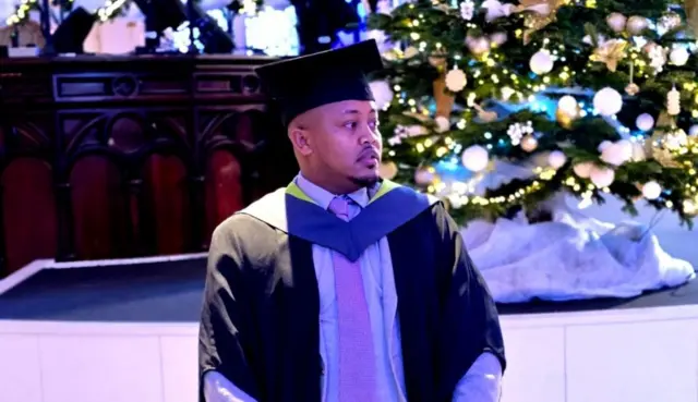 ዳኒኤል ንኣርባዕተ ዓመት ተማሂሩ ብቢዝነስ ማኔጅመንት ናይ መጀመርታ ዲግሪ ረኺቡ።