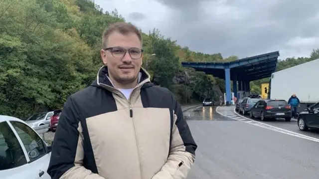 Aleksandar Arsenijević u zimskoj jakni na prelazu Jarinje na ulasku Kosova iz Srbije