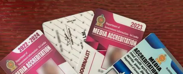 සෑම වසරකම 6,000කට ආසන්න පිරිසකට මෙම හැඳුනුම්පත් නිකුත් කරන බවත්, ඊට ජනමාධ්‍යවේදීන්, මාධ්‍ය ආයතනවල සේවය කරන කැමරා ශිල්පීන්, කාර්මික අංශ ශිල්පීන් ද ඇතුළත් බව බීබීසි සිංහල වෙත අදහස් දක්වමින් රජයේ ප්‍රවෘත්ති දෙපාර්ත්මෙන්තුවේ නියෝජ්‍ය අධ්‍යක්ෂක ජනරාල් ජයතිස්ස ගමගේ පැවසුවේ ය.