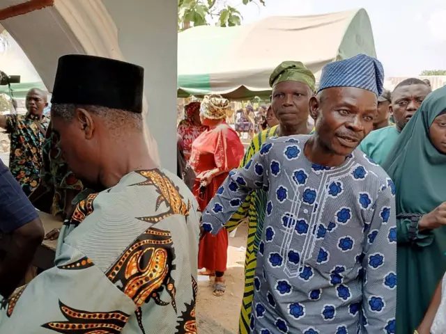 Lara awọn agba oṣere to wa nibi eto isinku naa