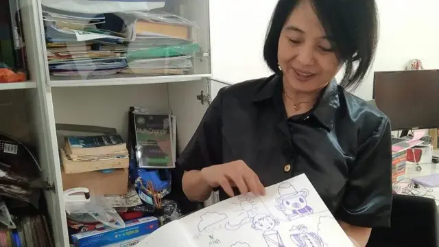 Angelia bercerita EJ sangat suka menggambar, karena itulah dia selalu menyiapkan crayon dan buku gambar di rumah. 