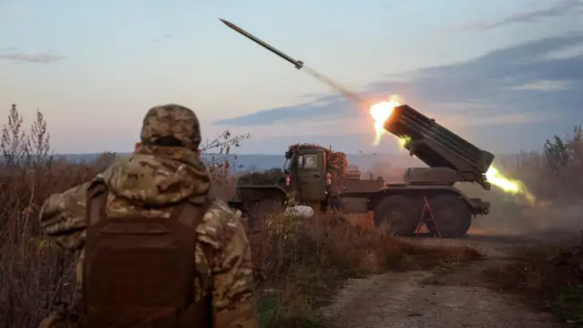 Żołnierz 148. Brygady Artylerii „Żytomierz” Sił Zbrojnych Ukrainy odpala rakietowy system BM-21 Grad w kierunku wojsk rosyjskich podczas ataku Rosji na Ukrainę