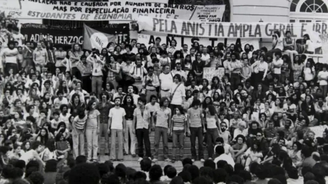 Protesto pela anistia de perseguidos pela ditadura militar em 1979, no Rio de Janeiro