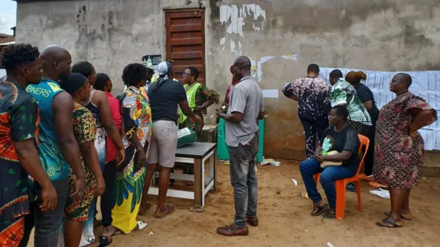 Ọtụtụ ndị mmadụ kwụ n'ahịrị dịka vootu na-aga n'ihu ugbua na Ward 4, ngalaba ntuli aka 008