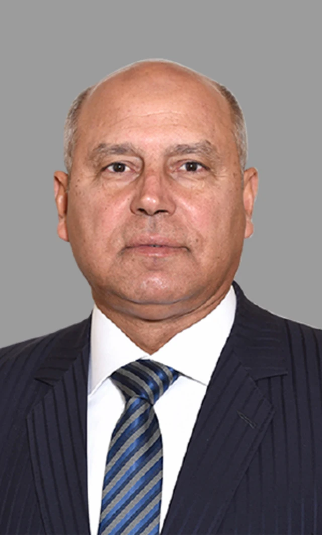 صورة لوزير النقل المصري كامل الوزير