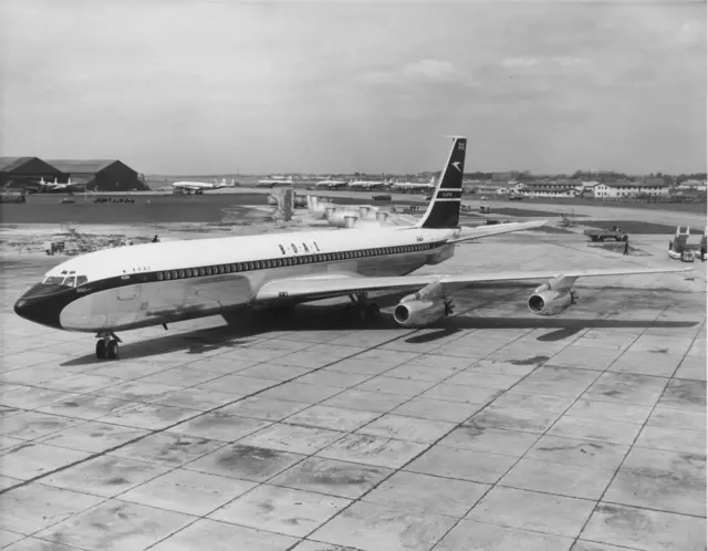 Le premier Boeing 707 — avion de ligne commercial quadrimoteur à fuselage étroit et long rayon d'action — destiné à la BOAC (British Overseas Airways Corporation) et piloté par le commandant de bord Tom Stoney, arrive à l'aéroport de Londres-Heathrow le 29 avril 1960.