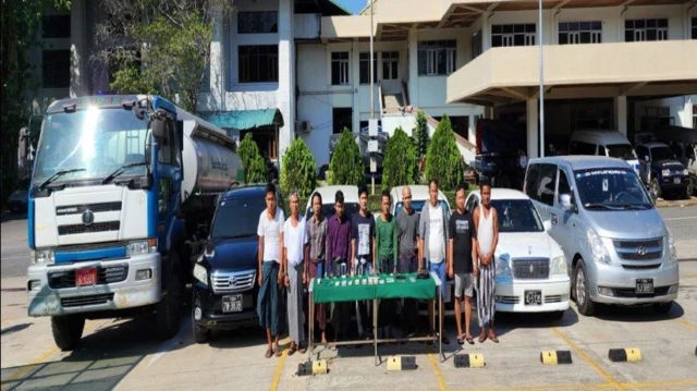 ဖမ်းမိသူတွေနဲ့ သိမ်းဆည်းမိတယ်ဆိုတဲ့ကားတွေ 