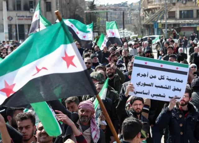 سوريون يتظاهرون دعماً للحكومة السورية في حلب ، 7 مارس/آذار 2025.