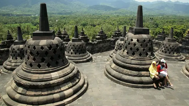 Candi Borobudur di tengah kabut