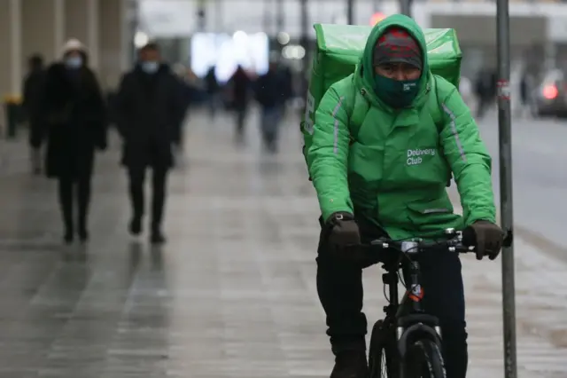 Орусия мигранттарга байланыштуу мыйзамдарын күндөн-күнгө күчөтүп жатат