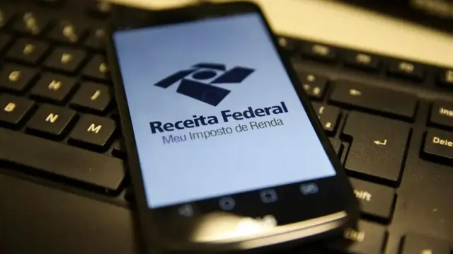 Tela de celular mostra a página inicial do aplicativo da Receita Federal para declaração do Imposto de Renda da Pessoa Física