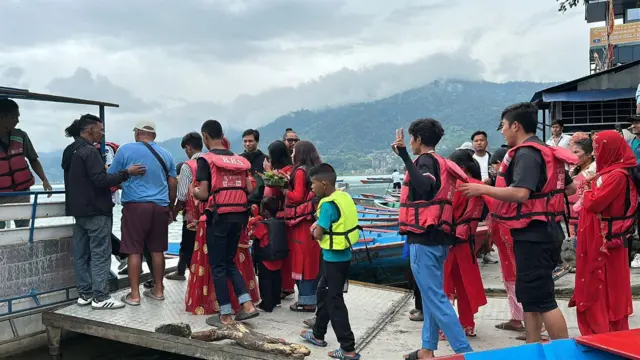 हायू समुदायको परिवार पोखराको तालवाराही मन्दिरमा