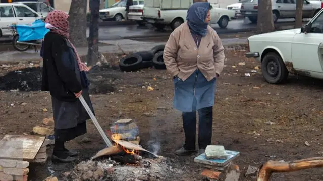 دو زن آتش روشن کرده‌اند