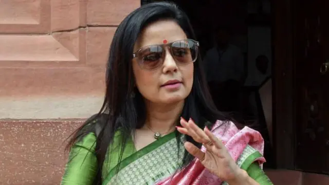 মহুয়া মৈত্রর বিরুদ্ধে অভিযোগ তিনি অর্থ আর উপহারের বদলে প্রশ্ন তুলেছেন