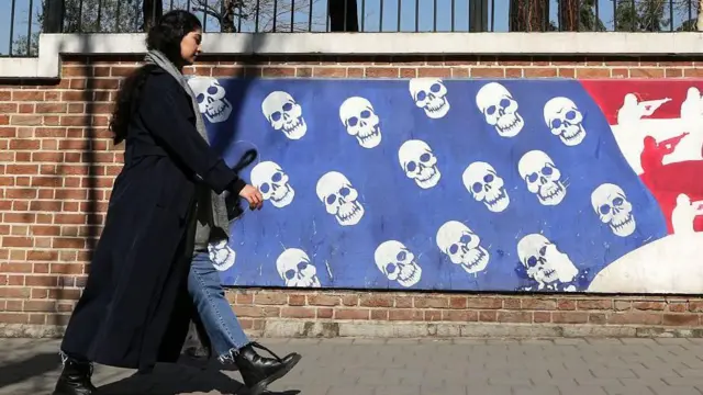 امرأة تمشي على أحد الأرصفة