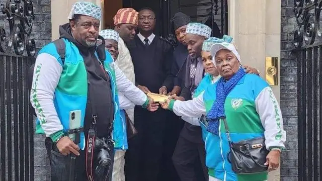 Aworan awọn ọmọ ẹgbẹ Yoruba Nation pẹlu iwe naa ni UK