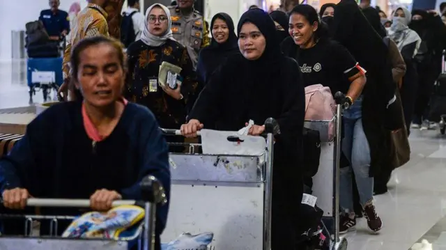 Pekerja Migran Indonesia (PMI) berjalan saat tiba di Terminal 3 Bandara Internasional Soekarno-Hatta, Kota Tangerang, Banten, Sabtu (15/03)