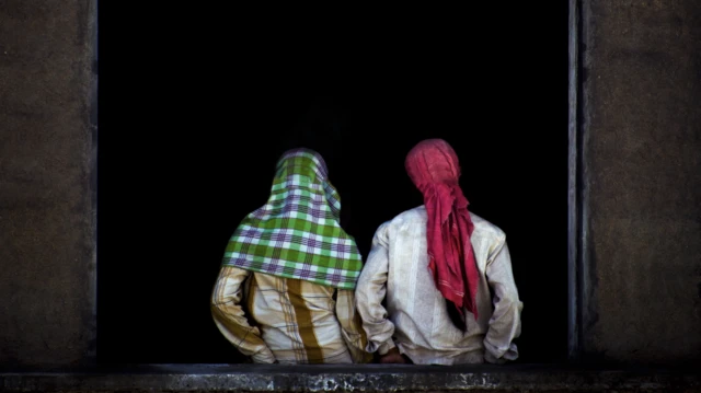 Yanıltıcı videolardan birinde çarşafın altından kadın çıktığına inandırılmak isteniyor