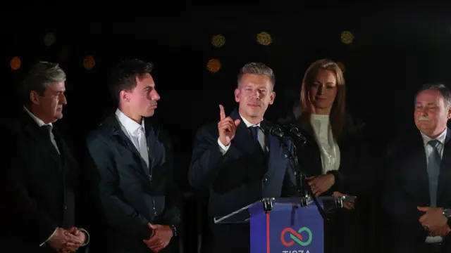 Peter Magyar przemawia po ogłoszeniu częściowych wyników wyborów parlamentarnych na Węgrzech, 12 kwietnia 2026 r. 