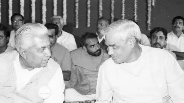 અટલ બિહારી વાજપેયી સાથે કેશુભાઈ પટેલ