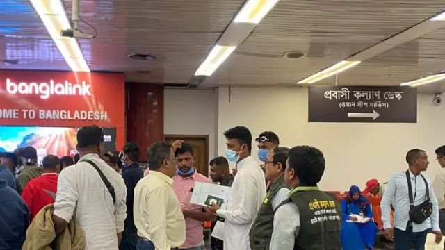 ঢাকায় বিমানবন্দরে প্রবাসীদের সহায়তার জন্য প্রবাসী কল্যান ডেস্ক করেছে সরকার