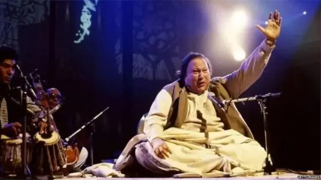 ਉਸਤਾਦ ਨੁਸਰਤ ਫ਼ਤਿਹ ਅਲੀ ਖ਼ਾਨ ਦੂਸਰੇ ਕਲਾਕਾਰਾਂ ਦੀ ਬਹੁਤ ਮਦਦ ਕਰਦੇ ਸੀ
