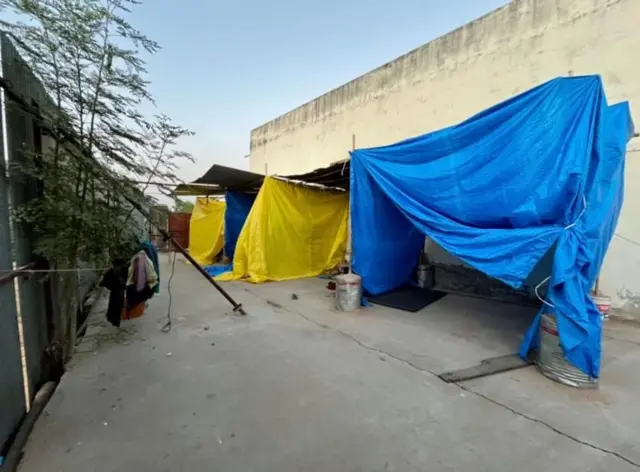 गोदामाच्या शेजारी कामगारांच्या झोपड्या होत्या. इथंच मजुरांचे कुटुंब राहत होते.