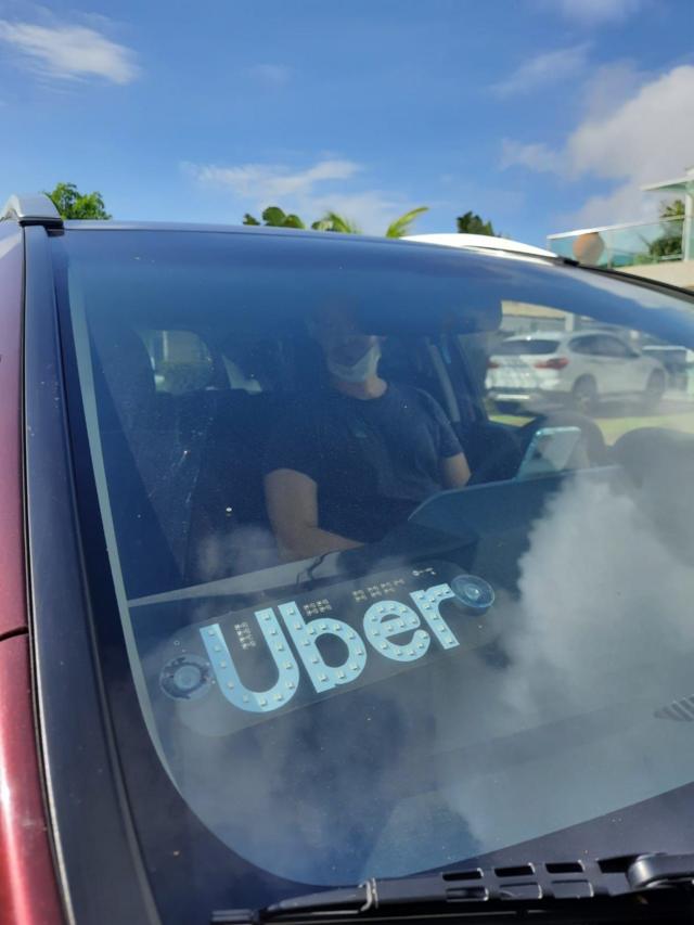 Ilan dentro de carro no qual trabalhou como motorista de Uber