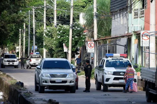 Agentes de policía participan en un operativo en el barrio Las Palmas de Santa Cruz de la Sierra, Bolivia, tras la detención del narcotraficante uruguayo Sebastián Marset durante un operativo con agentes de la Fuerza Especial Antinarcóticos y la Unidad Táctica de Operaciones Policiales, el 13 de marzo de 2026.
