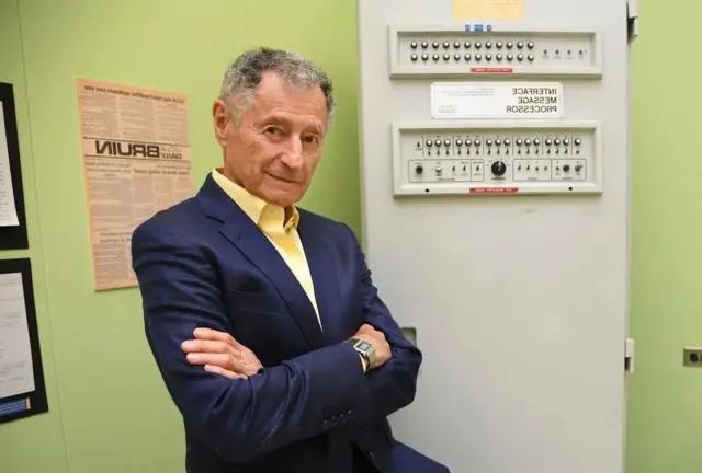 ሊዮናርድ ክላይንሮክ ኣብ ጎኒ እቲ ናይ መጀመርታ መልእኽቲ ኢንተርነት ዝተላእኸሉ ኢንተርፌስ መሰጅ ፕሮሰሰር (IMP) ይርአ