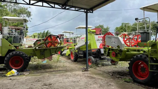 सतीश यांच्या घरामागे उभे असलेले हार्वेस्टर