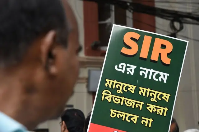 এসআইআর প্রক্রিয়ার বিরুদ্ধে কলকাতায় বামপন্থীদের বিক্ষোভ সমাবেশে পোস্টার