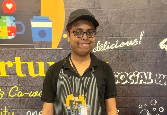 অরিত্র সরকার জানিয়েছেন, এই ক্যাফেতে কাজ করে তিনি খুশি।