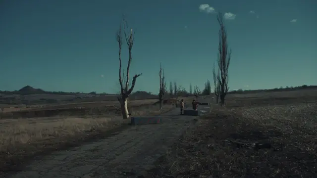 кадр з фільму "Сірі бджоли"