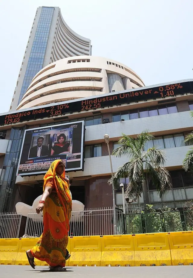 స్టాక్ మార్కెట్ దగ్గర మహిళ