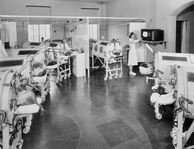 Un grupo de niños en un hospital en pulmones de acero