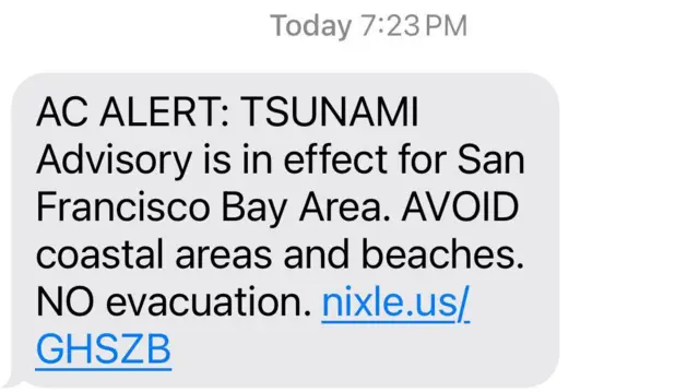 <주의: 쓰나미 주의보가 샌프란시스코 베이 지역에 발령되었습니다. 해안 지역과 해변에 접근하지 마십시오. 대피 명령은 없습니다> 문자 메시지