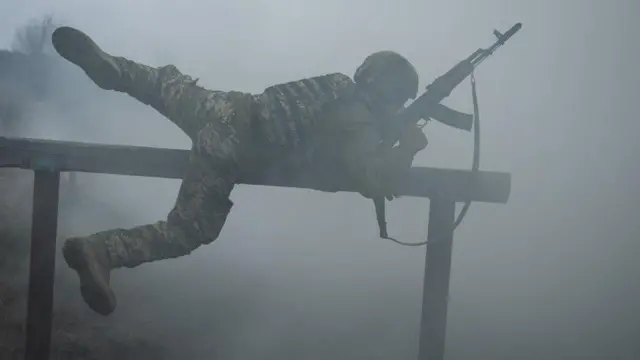 Військовий долає перешкоду у навчальному центрі ЗСУ