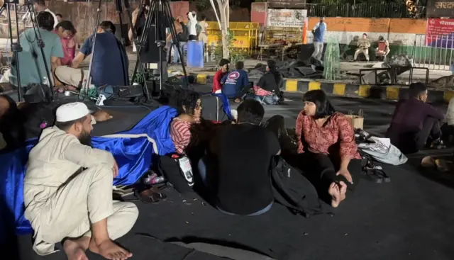 शिक्षणमंत्र्यांनी राजीनामा दिल्याशिवाय आम्ही आंदोलन स्थळावरून हटणार नाही, अशी भूमिका सीजेपीने घेतली आहे.
संध्याकाळी आंदोलनाच्या ठिकाणी लाईट घालवण्यात आली असून माईकही बंद करण्यात आला आणि आंदोलकांना पिण्याचे पाणी मिळत नसल्याचा आरोप दिपके यांनी केला.