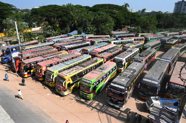 গণপরিবহন ধর্মঘটে দেশের একটি বাস টার্মিনালে বন্ধ থাকা সারি সারি বাসের ছবি।