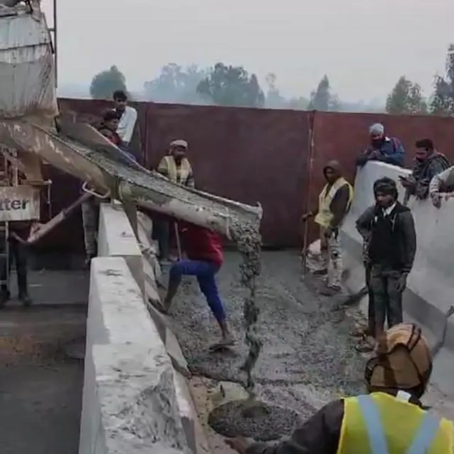 ਕਿਸਾਨਾਂ ਨੂੰ ਰੋਕਣ ਲਈ ਪੱਕੀਆਂ ਰੋਕਾਂ ਵਿੱਚ ਕੰਕਰੀਟ ਪਾਉਂਦੇ ਮਜ਼ਦੂਰ