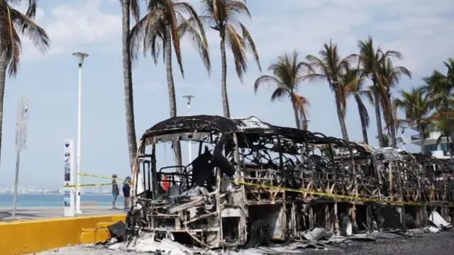 Những chiếc xe bị cháy rụi trên vỉa hè ở Puerto Vallarta, Mexico