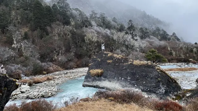 च्छो-रोल्पा हिमतालमुनि रोल्वालिङ नदीमा जल सतह बढेको जनाउ दिने उपकरण