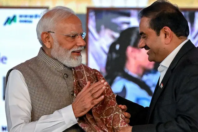 ভারতের প্রধানমন্ত্রী নরেন্দ্র মোদীর সঙ্গে গৌতম আদানি