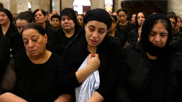 أهالي الضحايا في قداس.