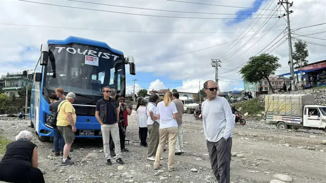 अलमलमा परेका पर्यटक